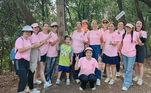 興千田集團女職工參加興富社區(qū)“健步新征程，巾幗綻芳華”徒步活動2